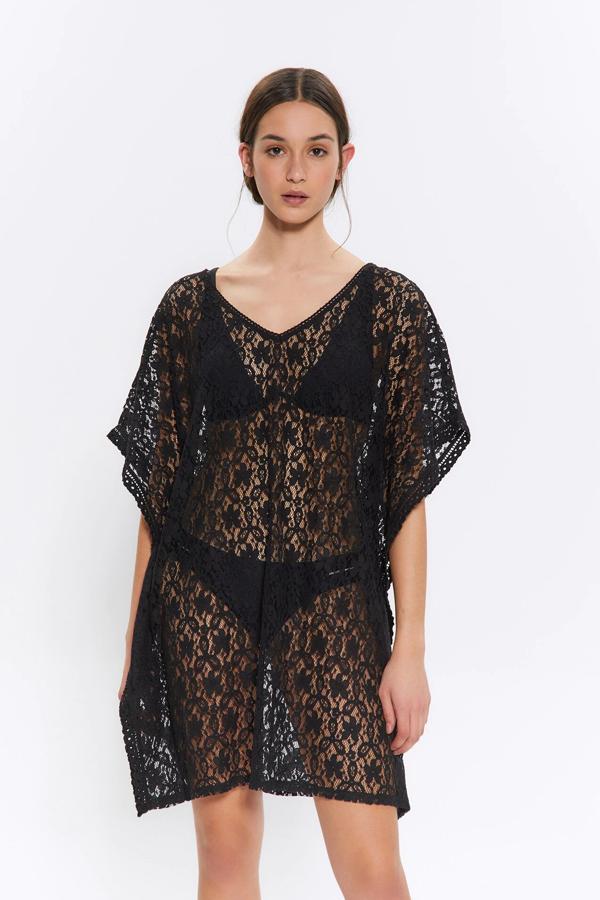 En color negro, aunque también está disponible en blanco, esta camisola de crochet con cuello de pico y manga corta es de Sfera y tiene un precio de 13,99 euros.