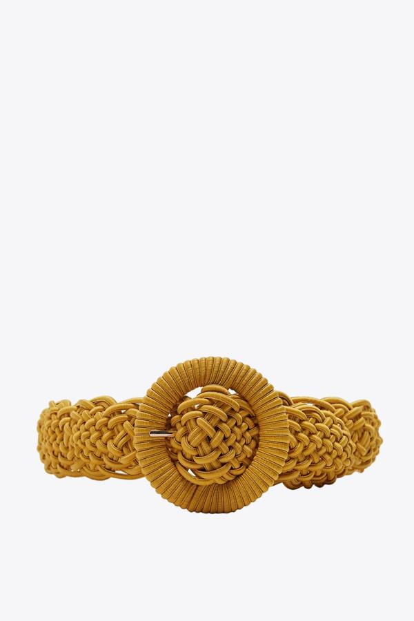 El efecto crochet llega también a los cinturones, como este de Zara en color mostaza. Con hebilla forrada en el mismo tejido, tiene un precio de 19,95 euros.
