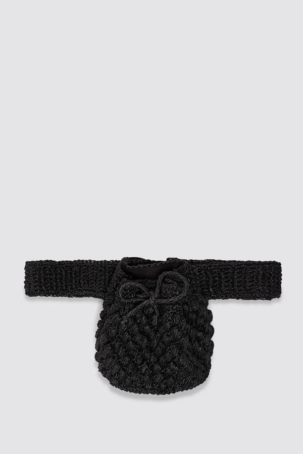 Este bolso riñonera en color negro con forma de saca está confeccionado en crochet. Con cierre de hebilla metálica, es de Zara y tiene un precio de 22,95 euros.