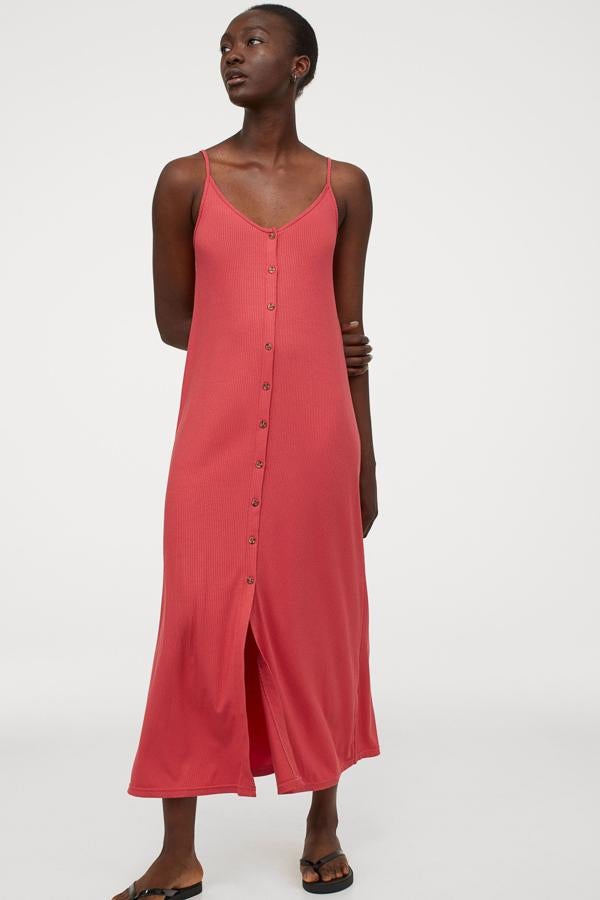 Este vestido midi de canalé con botones será uno de tus imprescindibles este verano. En color frambuesa, también está disponible en rosa, negro y verde, y tiene un precio de 17,99 euros.