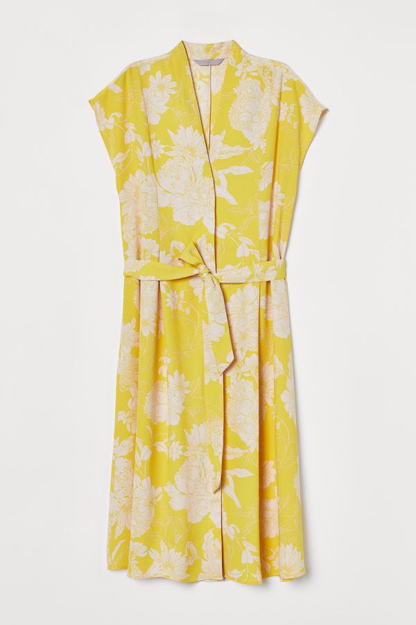 De lo más favorecedor es este vestido de satén en color amarillo con estampado floral en blanco. Cuenta con cinturón de tela y tiene un precio de 24,99 euros.