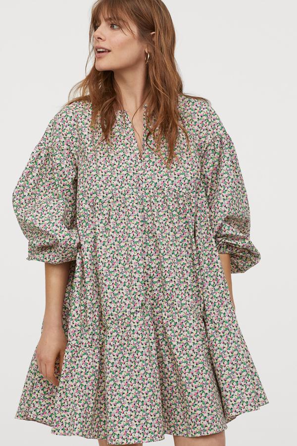 Confeccionado en 100% algodón, y con un bonito estampado floral, este vestido con corte evasé de mangas abullonadas y cuello redondo tiene un precio de 19,99 euros.