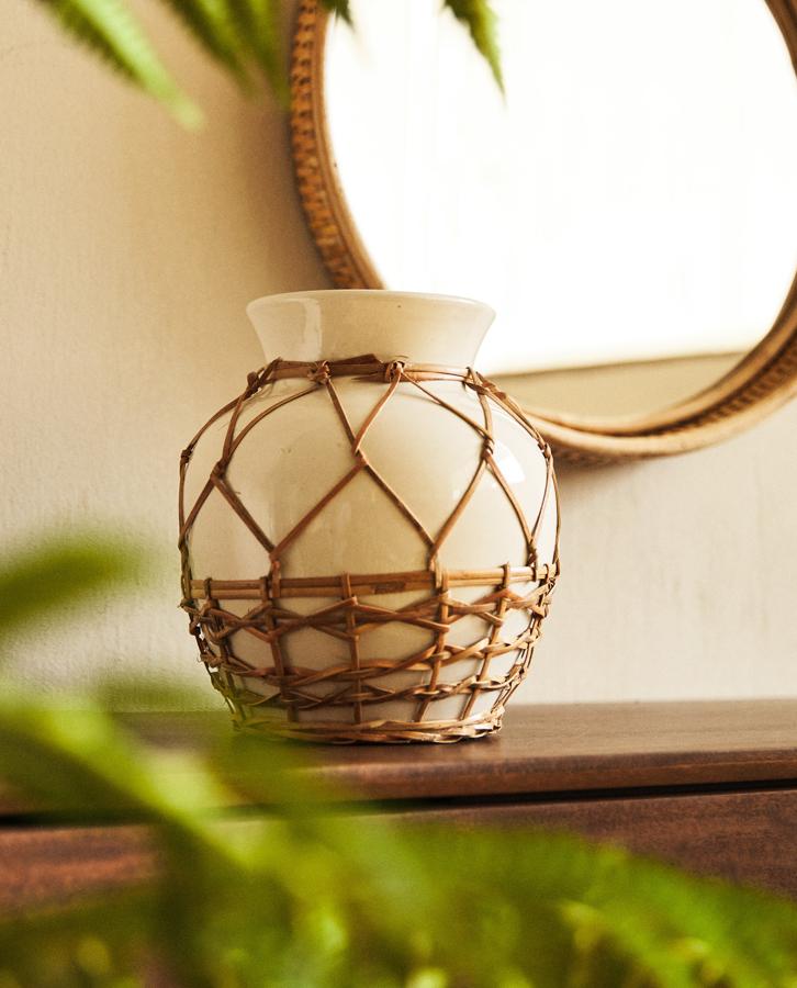 Este jarrón blanco con estructura de yute en el exterior tiene un precio de 29,99 euros.