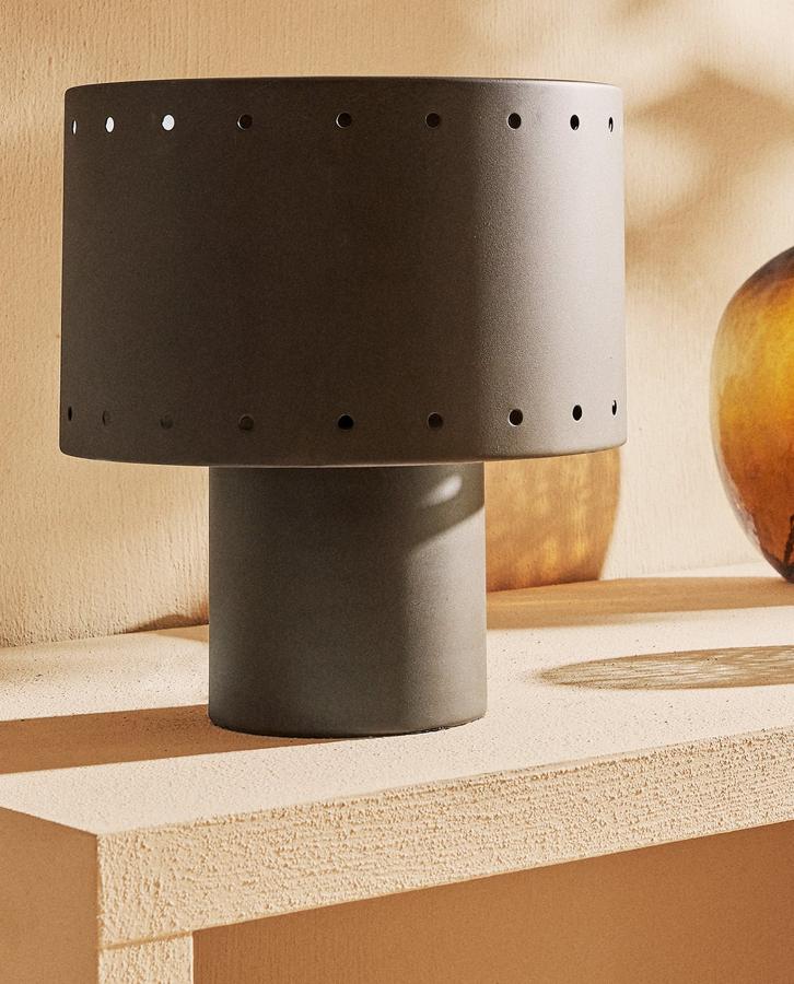 Con base redonda, esta lámpara de metal negro dará una cálida luz a tu hogar. Con medidas de 24x27x24 centímetros, tiene un precio de rebajado de 39,99 euros.