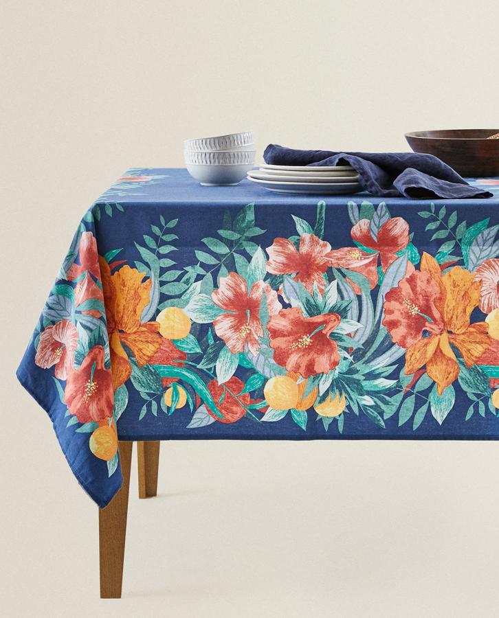 Este floreado mantel con fondo en azul (también disponible en blanco), está confeccionado en algodón, parte de él con material reciclado. Con medidas de 150x250 centímetros, tiene un precio rebajado de 29,99 euros.