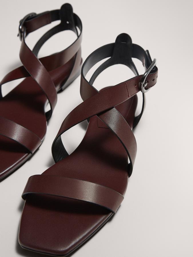 En color burdeos, estas sandalias con tiras cruzadas de piel cuentan con detalle de hebilla plateada. Son de Massimo Dutti y tienen un precio de 69,95 euros.