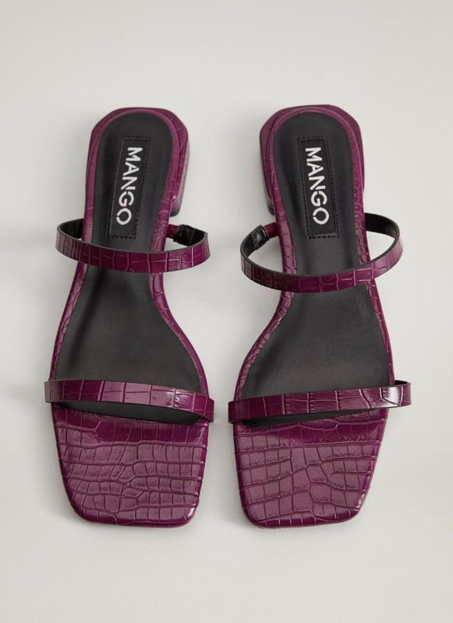 Estas sandalias planas con piel de efecto cocodrilo en color ciruela (también disponibles en tono cuero) y puntera cuadrada cuentan con una tira en los dedos y otra en el empeine. Son de Mango y tienen un precio de 19,99 euros.