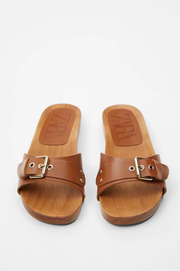 Con suela de madera, estas sandalias planas de piel en color marrón cuentan con detalle de hebilla en la pala y tachas en los laterales. Son de Zara y tienen un precio de 39,95 euros.