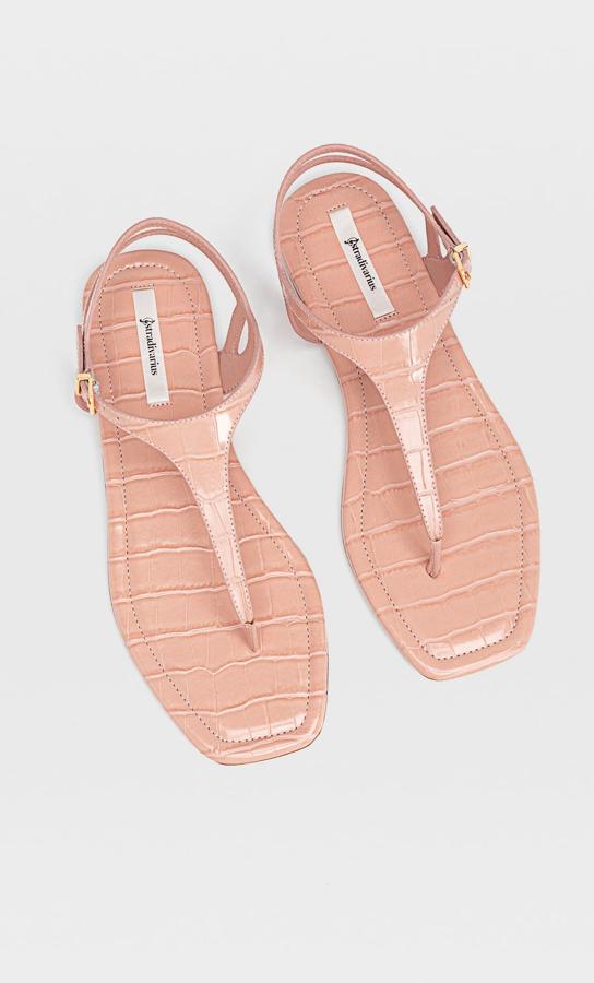 Estas sandalias en color rosa con detalle de grabado y cierre mediante hebilla en el tobillo son de Stradivarius. Tienen un precio de 19,99 euros.