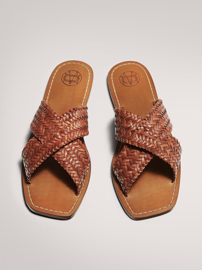 En color tostado, estas sandalias de piel con tiras trenzadas en la parte superior son de Massimo Dutti y tienen un precio de 69,95 euros.