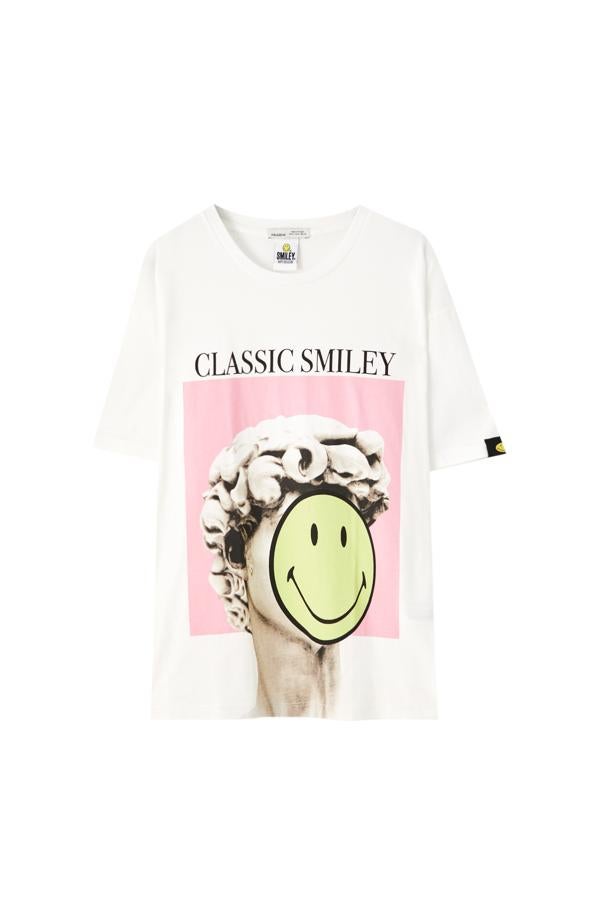 El David de Miguel Ángel cambia de cara con un Smiley en color verde pastel sobre fondo rosa. Un simpático diseño para esta camiseta en color blanco de manga corta y cuello redondo que tiene un precio de 14,99 euros y está disponible entre las tallas XS y XL.