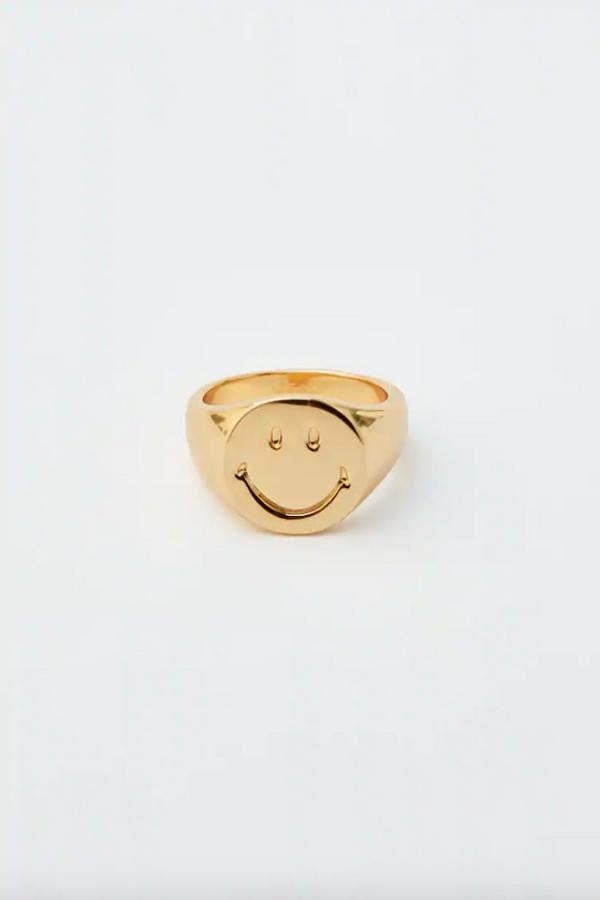 En las tallas S y M, Smiley también puede llegar a nuestras manos con este anillo bañado en oro que cuesta 9,99 euros.