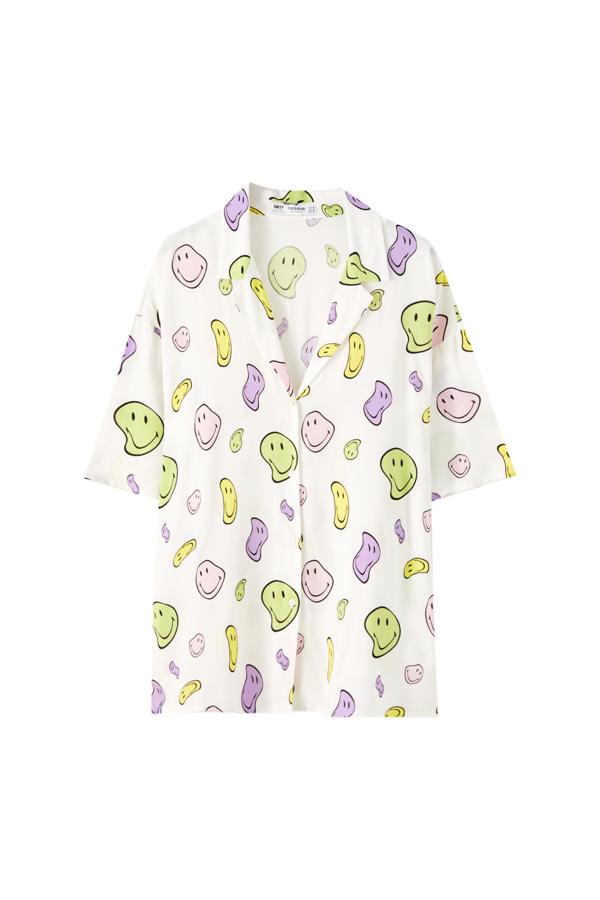 En color blanco con print de logos multicolor en contraste, esta camisa de manga corta con cuello clásico es perfecta para vestirla sola o como sobrecamisa. Con un precio de 22,99 euros, está disponible en las tallas S, M y L.