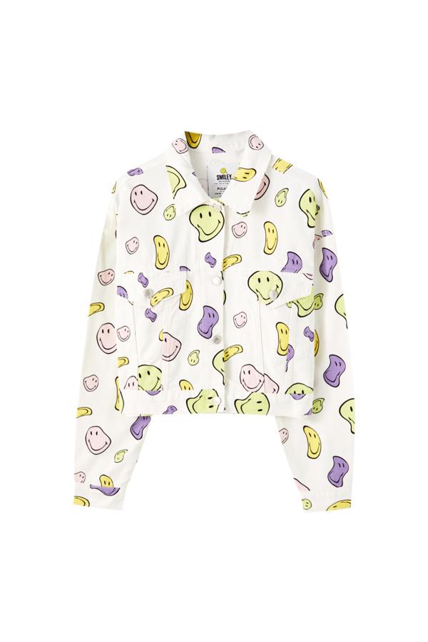 En color arena, con Smiley en rosa, verde, amarillo y lila, esta cazadora vaquera tiene el cuello clásico y pertenece a la colección sostenible de la firma, Join Life. Cuesta 39,99 euros y está disponible entre las tallas XS y XL, aunque la última ya se está agotando.