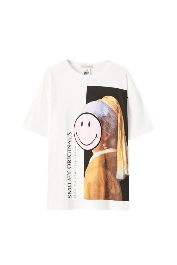 Pull&Bear cambia el conocido cuadro de “La joven de la perla” añadiendo un Smiley en color lila para esta camiseta en color blanco de manga corta y cuello redondo. Tiene un precio de 14,99 euros y está disponible entre las tallas XS y XL.