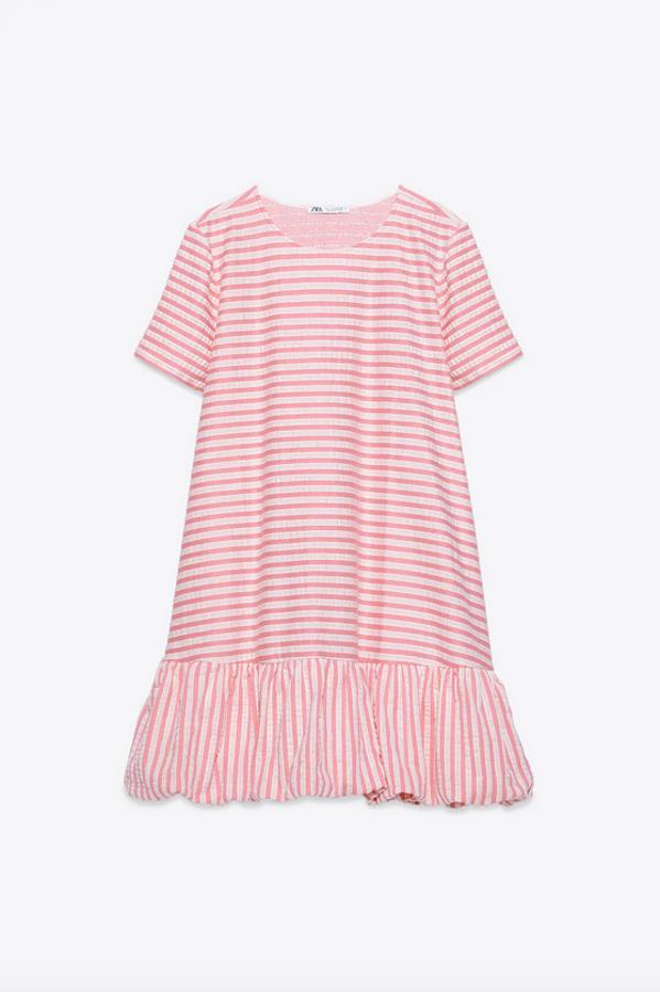 Con cuello redondo y manga corta, este vestido corto de Zara en color rosa con rayas tiene el bajo acabado en volumen. Cuesta 22,95 euros y está disponible entre la talla S, aunque en la M y la L va a volver a la web.