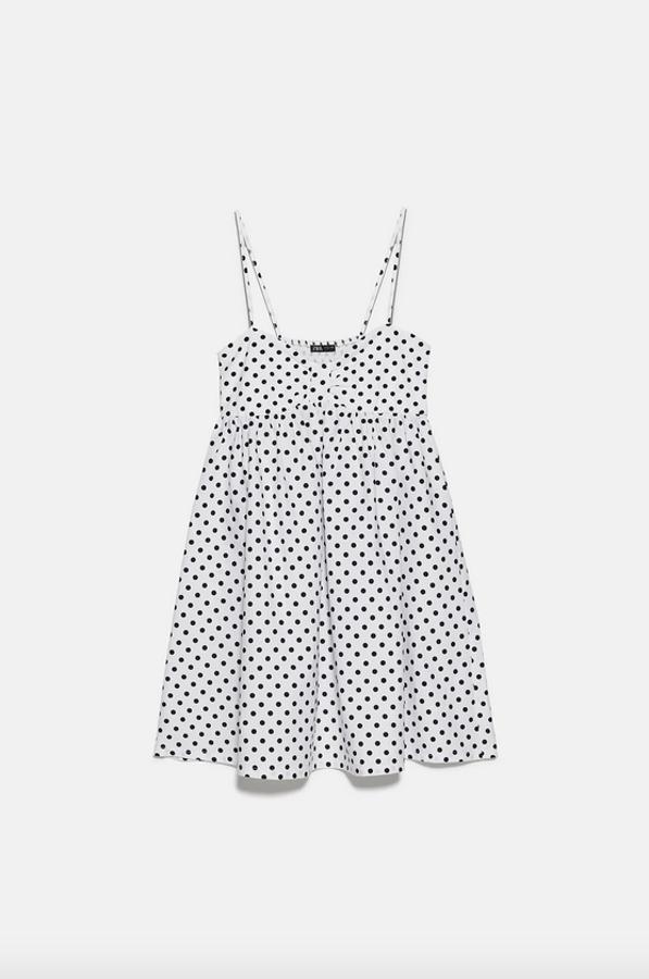 Con escote de pico y tirantes finos, este bonito vestido blanco de Zara con lunares tiene un precio de 19,95 euros y solo está disponible en la talla L.
