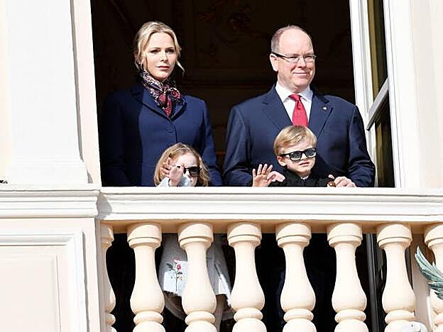 Alberto y Charlene de Mónaco en una imagen del pasado enero junto a sus mellizos.