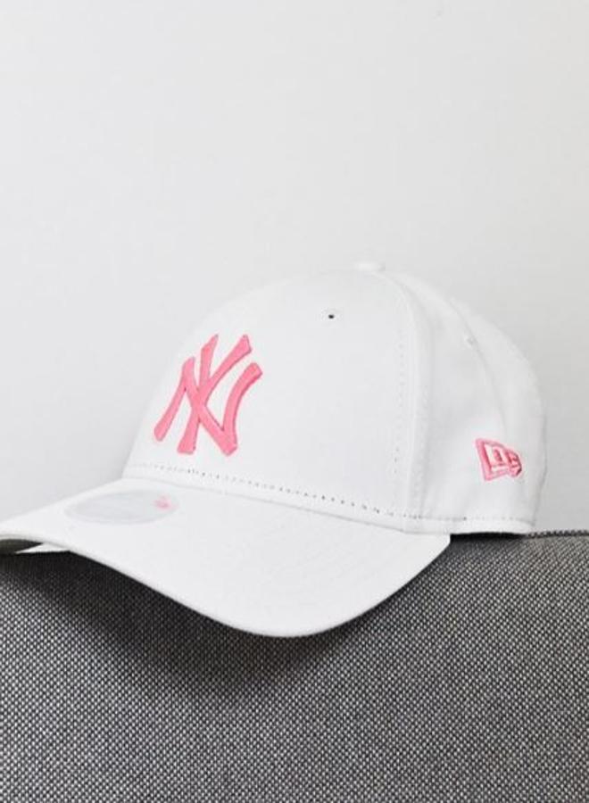 Gorra blanca con el logo de NY en rosa, de New Era (20.99 euros).