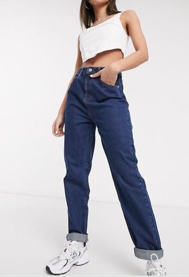 Pantalones  vaqueros mom  con talle alto (25,99 euros).