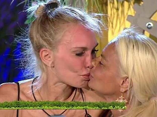 Yola Berrocal y Leticia Sabater se dan un pico en directo en 'La casa fuerte'.