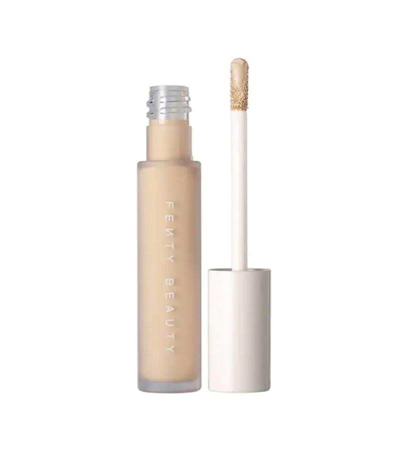 Este corrector cremoso, suave y mate oculta ojeras, manchas e imperfecciones, a la vez que reduce las rojeces. Su fórmula resistente al sudor se ajusta fácilmente hasta obtener una cobertura total de cavado luminoso.  Está disponible en 50 tonos. Pro Filt'r Instant Retouch Concealer de Fenty Beauty  (24,95 €).