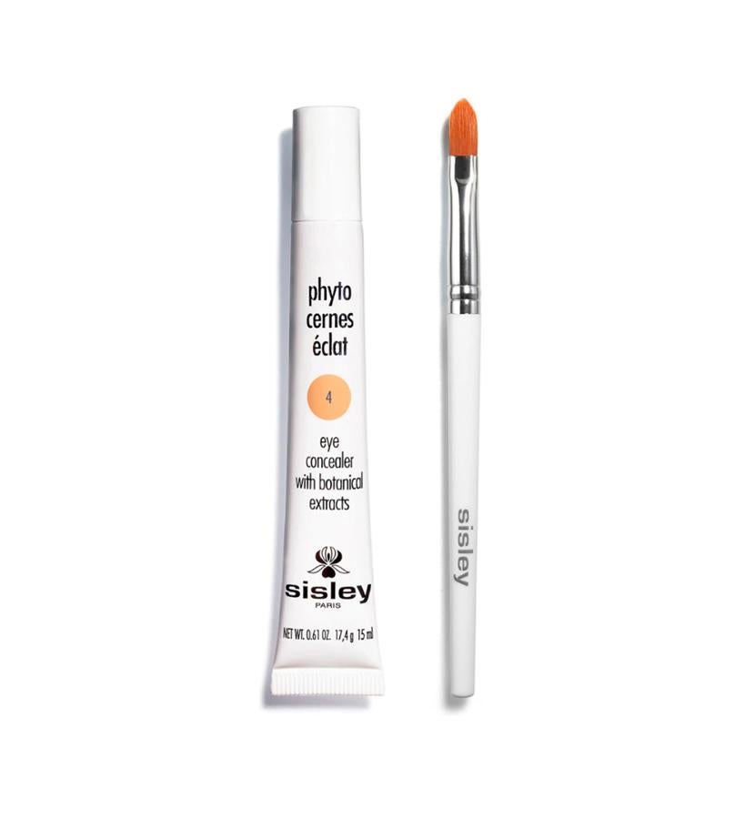 Disimula ojeras y zonas grises, atenúa las bolsas y signos del cansancio, alisa las arrugas y patas de gallo, y embellece el contorno del ojo. Su fórmula suave y fundente asegura una aplicación fácil, con un acabado natural, pero de larga duración.  Corrector Phyto-Cernes Eclat de Sisley  (82 €).