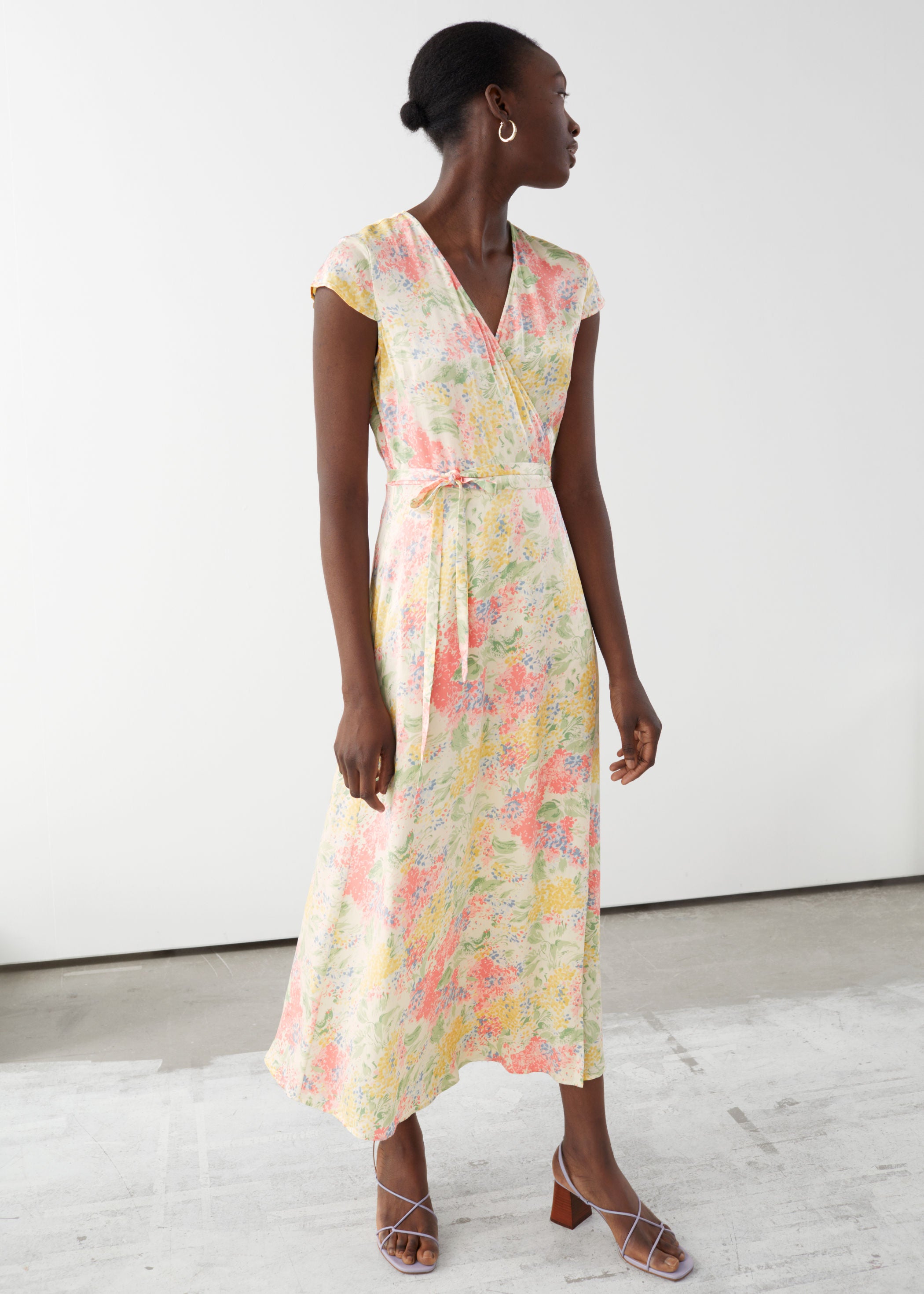 Vestido wrap satinado con estampado de flores. (89 euros).