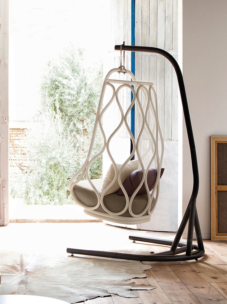 La imposibilidad de viajar nos ha enseñado que deberíamos vivir como si fuera tiempo libre. Sillón colgante Nautica de MUT Design para Expormim.