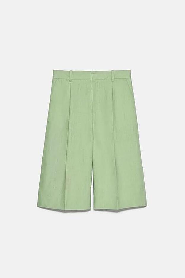 Bermudas de lino oversize de la nueva colección de Zara. (25,95 euros).