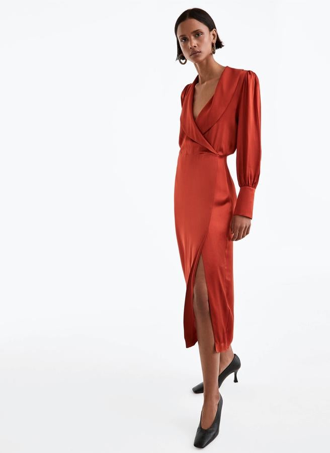 Vestido midi en tejido fluido satinado con escote en pico con solapa y cierre en la espalda de cremallera, de Uterqüe (139,30 €).