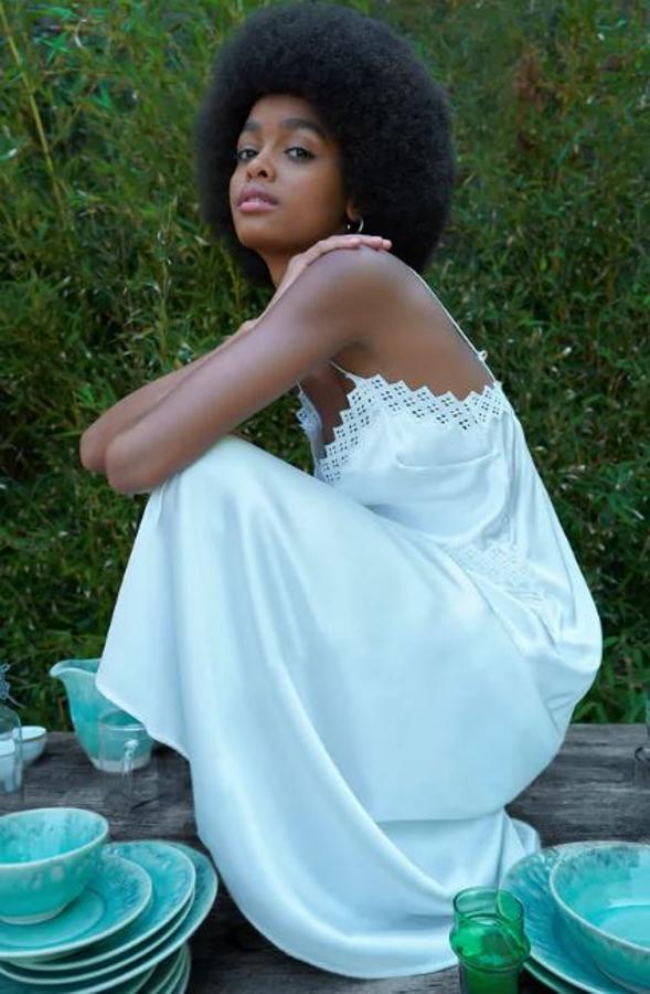 Vestido lencero con bordados, todo en blanco, de Zara (29,95 euros).