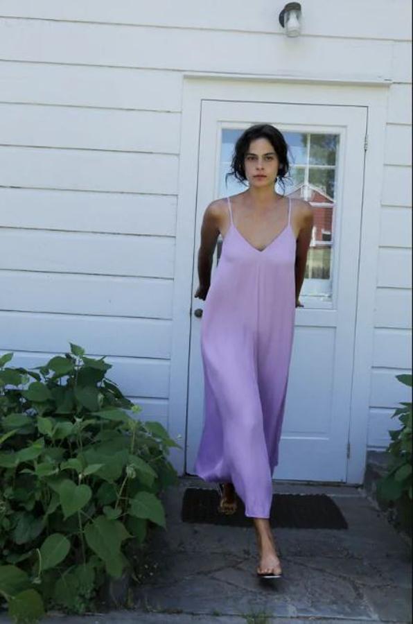 Vestido lencero de largo midi en color lila, de Zara (29,99 euros).