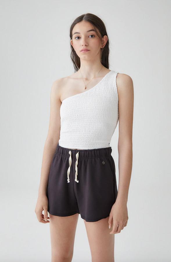 En color blanco y diseño asimétrico, este top de Pull&Bear en nido de abeja tiene un precio de 9,99 euros y está disponible entre las tallas XS y XL, aunque la última se está agotando. También podemos encontrarlo en color negro.
