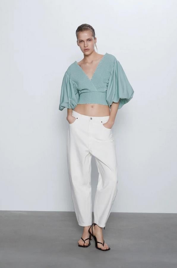 Entre las propuestas más vistosas de Zara está este cuerpo en color verde agua con escote de pico y manga abullonada que llega hasta el codo. Tiene un precio de 22,95 euros y está disponible en las tallas S, M y L.