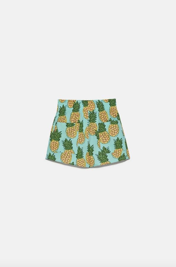 Con bolsillos delanteros de plastrón y un simpático estampado de piñas, estos shorts de Zara están confeccionados en algodón orgánico y pertenecen a la colección sostenible de la firma. De tiro alto, cuestan 22,95 euros y están disponibles entre las tallas XS y L.
