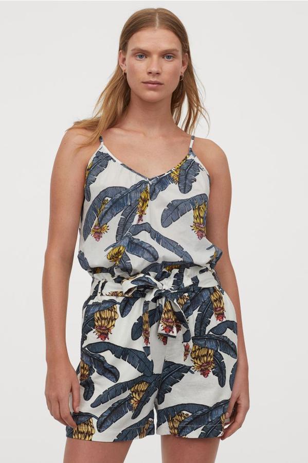 En tejido vaporoso de lino y viscosa y con cintura paperbag, estos shorts de la colección Desmond & Dempsey de H&M son de talle alto y vienen en color blanco con un bonito estampado de hoja de plátano en tonos azules. Cuestan 24,99 euros y están disponibles entre las tallas 32 y 44.