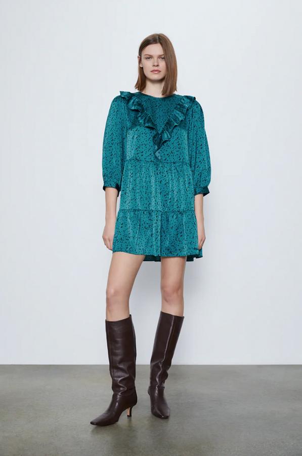 Una de las propuestas más originales en el universo animal print es este vestido en color esmeralda de Zara con cuello redondo y detalle de pliegues y volantes. Con manga por debajo del codo, ha pasado de costar 29,95 euros a 15,99 euros y está disponible entre las tallas XS y XL.