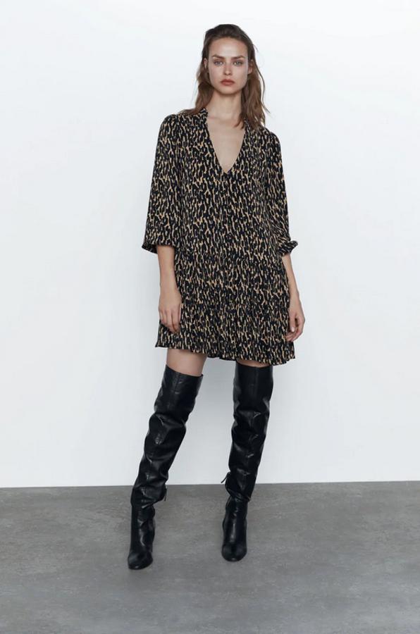 Uno de nuestros favoritos es este vestido mini de Zara con escote de pico y manga tres cuartos. Con detalle de falsos botones forrados a tono en el frontal, el bajo acaba en volante. Antes costaba 29,95 euros y ahora podemos comprarlo por 15,99 euros entre las tallas XS y XL.