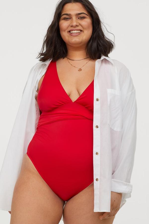 Bañador rojo de escote en pico con efecto moldeador, de H&M+ (34,99 euros).