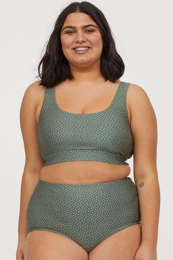 Bikini verde caqui de lunares, de H&M+ (14,99 euros).