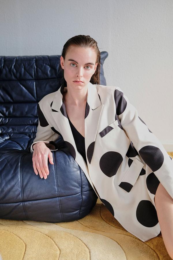 Blazer blanca con grandes lunares negros, de las rebajas de verano de Sfera. Cuesta 39,99 euros en las rebajas, antes eran 49,99.