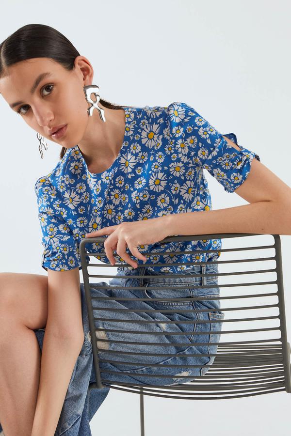 Blusa de manga corta con estampado de margaritas, de las rebajas de verano de Sfera. Antes de las rebajas costaba 13,99 euros y ahora 9,99.