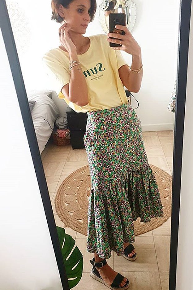 Un estilismo fantástico con la falda midi de H&M: con una sencilla camiseta retro.