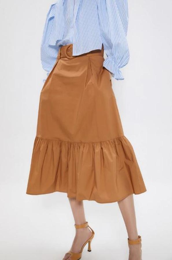 Falda de popelín camel con volante en el bajo, de las rebajas de verano de Sfera. Se ha quedado en 19,99 euros (antes de las rebajas costaba 29,99).