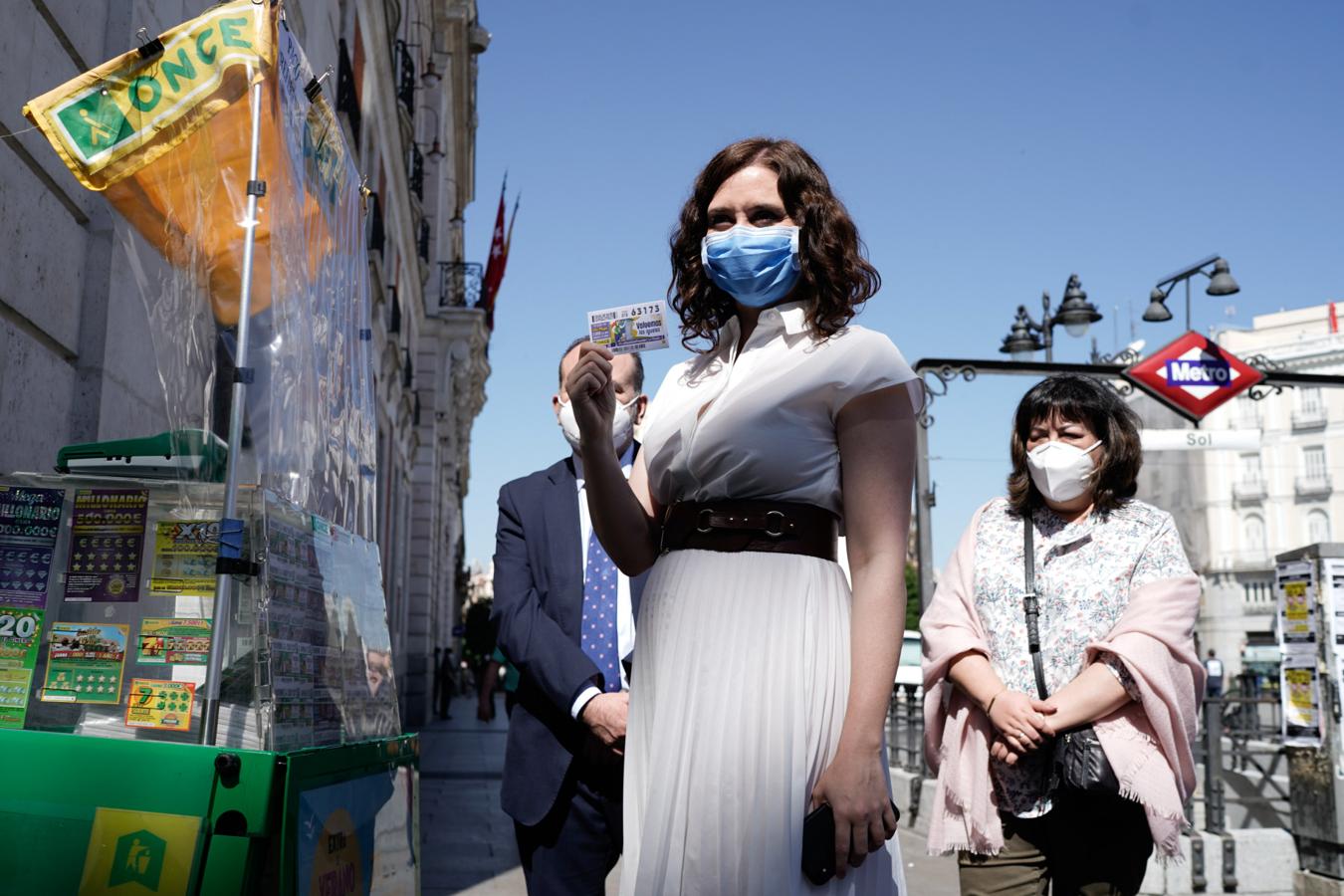 Isabel Ayuso ha sido una de las políticas que más frecuentemente hemos visto durante los peores días de la pandemia y también en la desescalada: la situación dramática en la viudad de Madrid la convirtió en protagonista de muchos minutos de televisión. Entonces y ahora en esta "nueva normalidad" vemos a Ayuso llevando siempre la mascarilla quirúrgica, símbolo de los duros momentos que pasaron muchas familias y del personal sanitario.