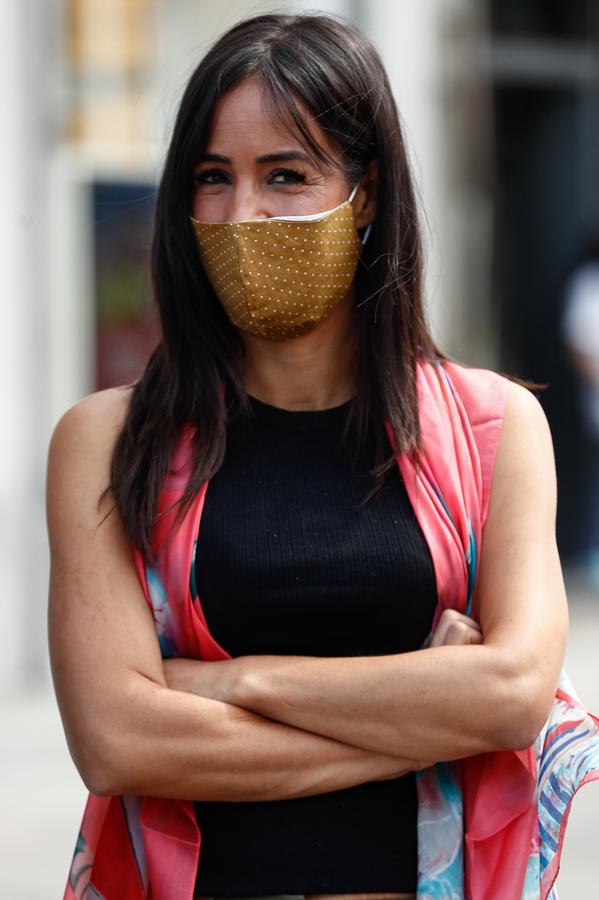 Aunque en sus primerísimas apariciones tras el confinamiento optó por la mascarilla quirúrgica, Begoña Villacís se ha convertido en una de las 'early adopters' de las mascarillas textiles reutilizables, probablemente la versión que tenga mas visos de triunfar conforme normalicemos el uso de este elemento de prevención. El riesto de apostar por esta prenda tan rápidamente es obvio: optar por la mascarilla como prenda de moda puede leerse como una frivolización de las duras semanas que ha ocasionado la crisis de la Covid-19 en nuestro país.