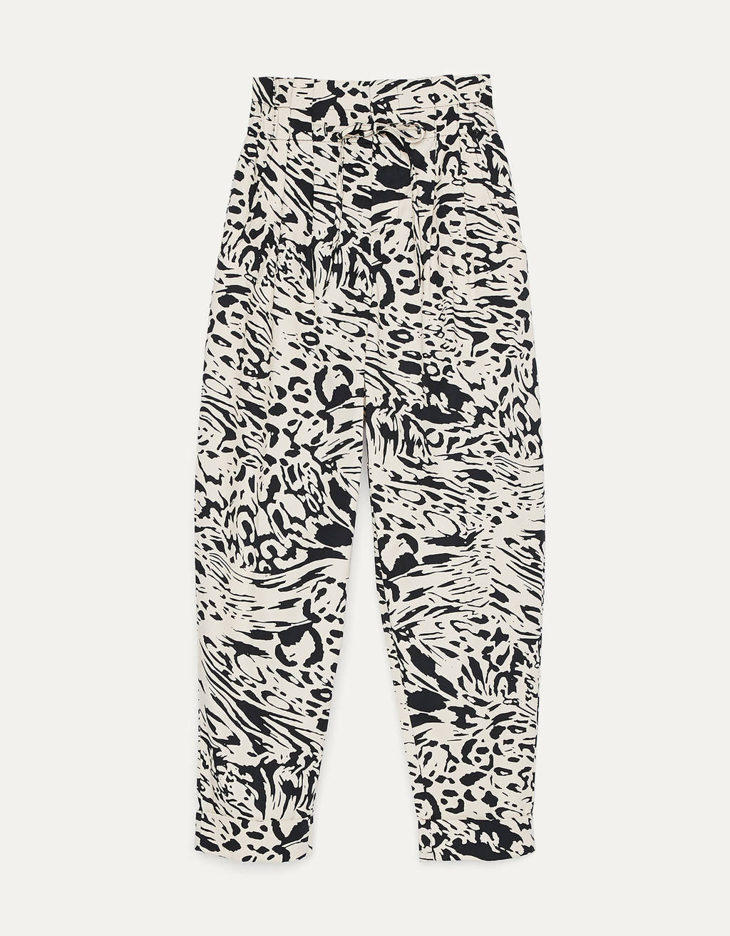 Pantalón tipo paperbag de tiro alto con cinturón ajustable y estampado animal. De la nueva colección de Bershka. (19,99 euros).