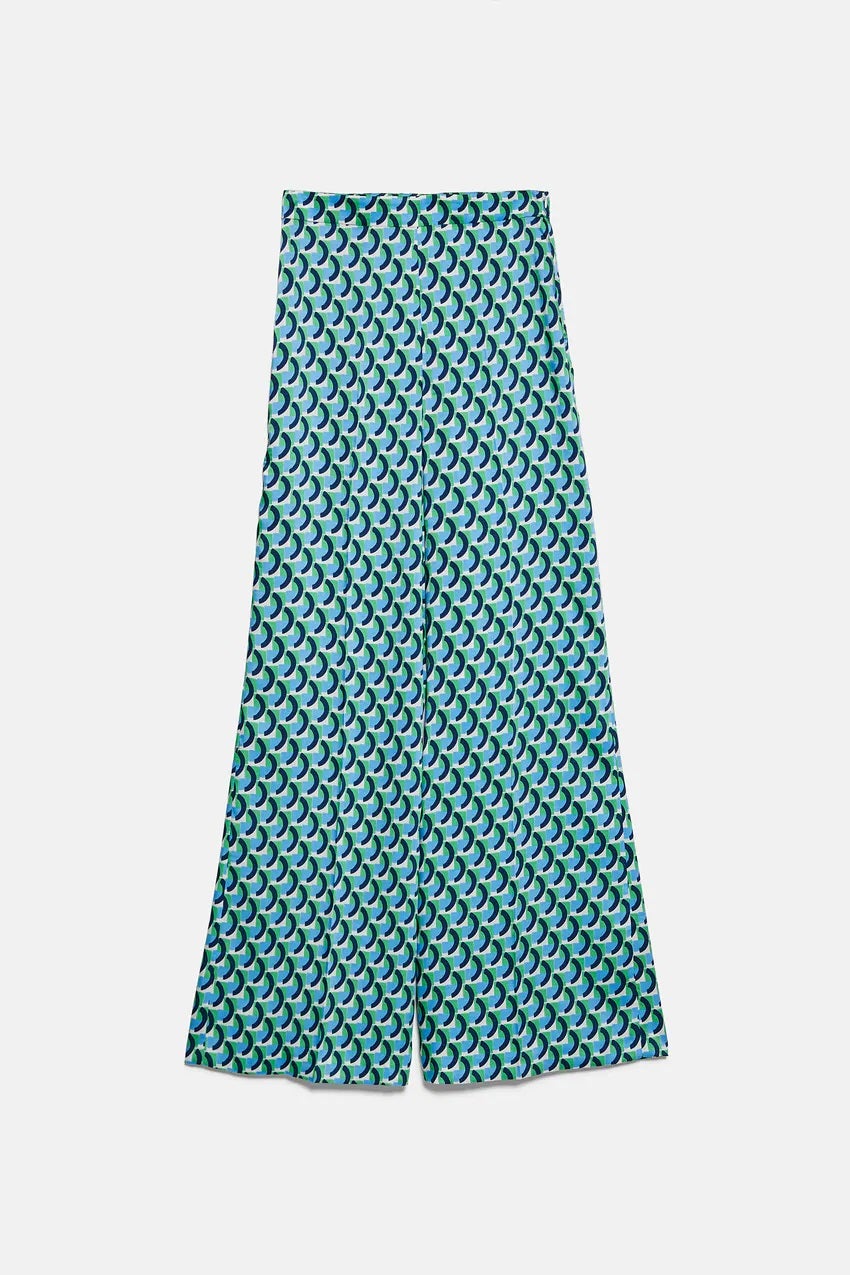 Pantalón fluido de tiro alto con estampado geométrico y pata ancha de Zara. (29,99 euros).
