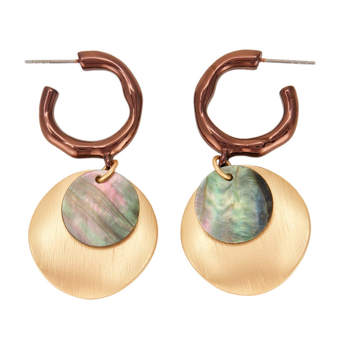 Con nácar y aros de resina, de Parfois (7 €).